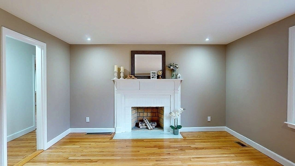 437 Salisbury Street Worcester, MA 01609 - Photo 8 of 36