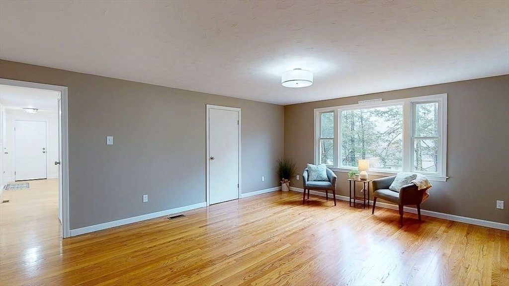 437 Salisbury Street Worcester, MA 01609 - Photo 8 of 37