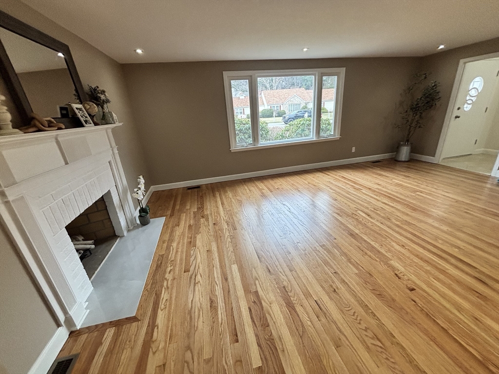 437 Salisbury Street Worcester, MA 01609 - Photo 9 of 36