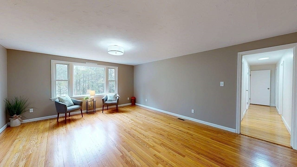 437 Salisbury Street Worcester, MA 01609 - Photo 9 of 37
