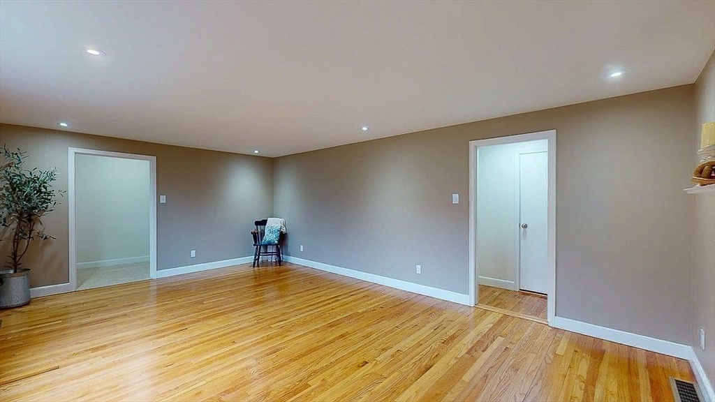 437 Salisbury Street Worcester, MA 01609 - Photo 10 of 36