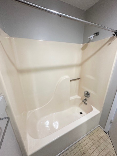 101 East Gray Street, Unit 3 Gallatin, TN 37066 - Photo 7 of 9 a bathroom with a bathtub