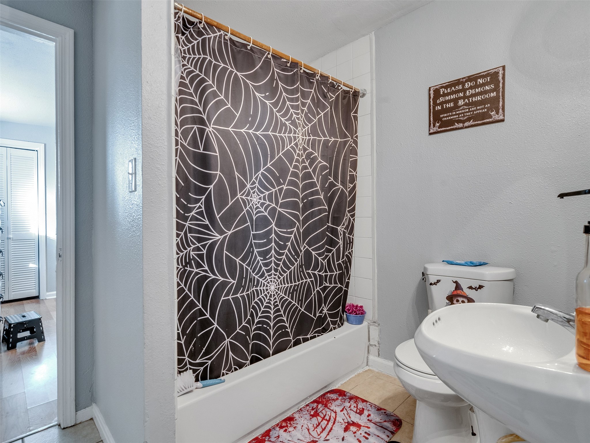 4323 Avenue R 1/2 Galveston, TX 77550 - Photo 16 of 41 Bathroom (Front Unit):
Clean and functional, the bathroom features a combination tub and shower with tile surround. A bright, refreshed space that’s easy to maintain.