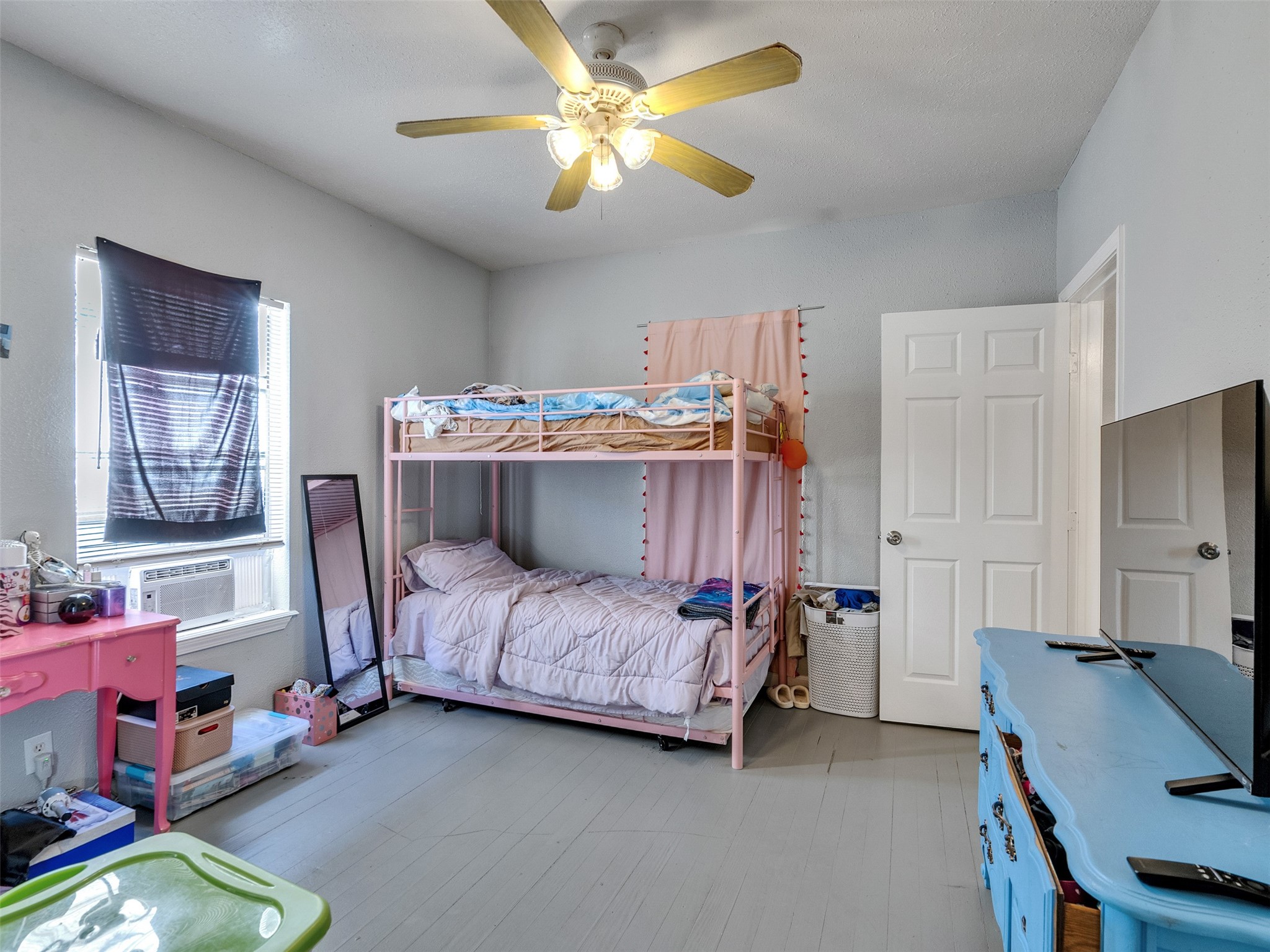 4323 Avenue R 1/2 Galveston, TX 77550 - Photo 17 of 41 Bedroom 2 (Front Unit):
This secondary bedroom is flexible—perfect for a guest room, office, or hobby space. Fresh paint and wood floors continue the cozy, functional feel of the home.