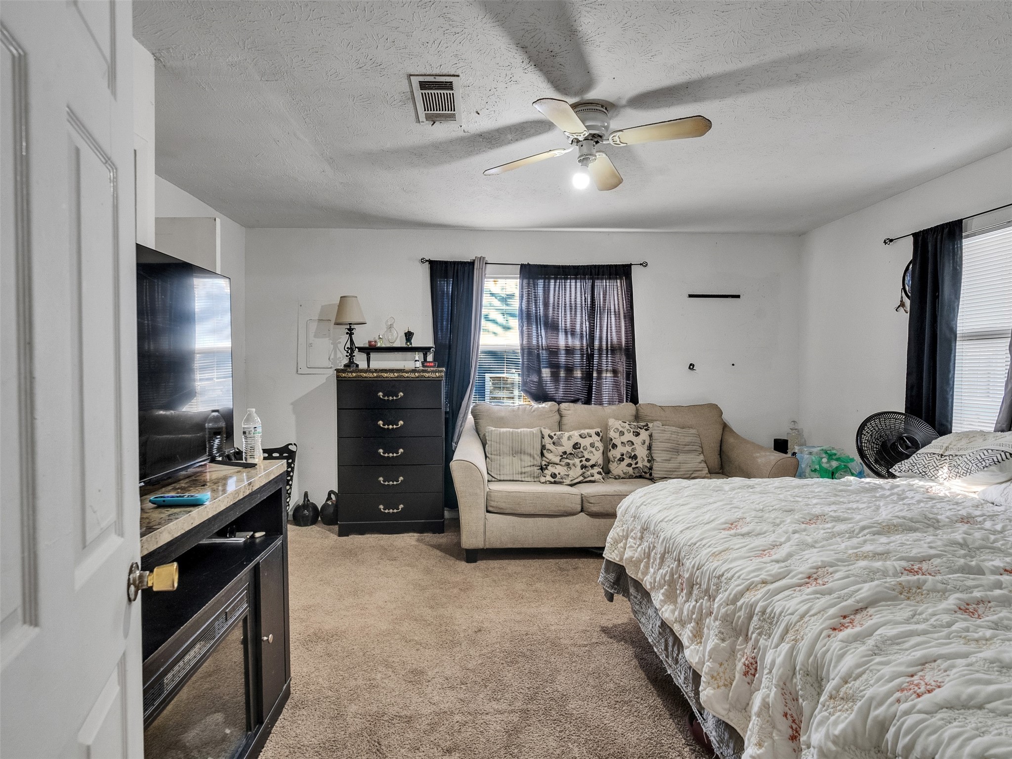4323 Avenue R 1/2 Galveston, TX 77550 - Photo 26 of 41 Bedroom 1 (Rear Unit):
Spacious and inviting, this bedroom offers carpet floor, ample natural light, and comfortable proportions for a restful retreat.