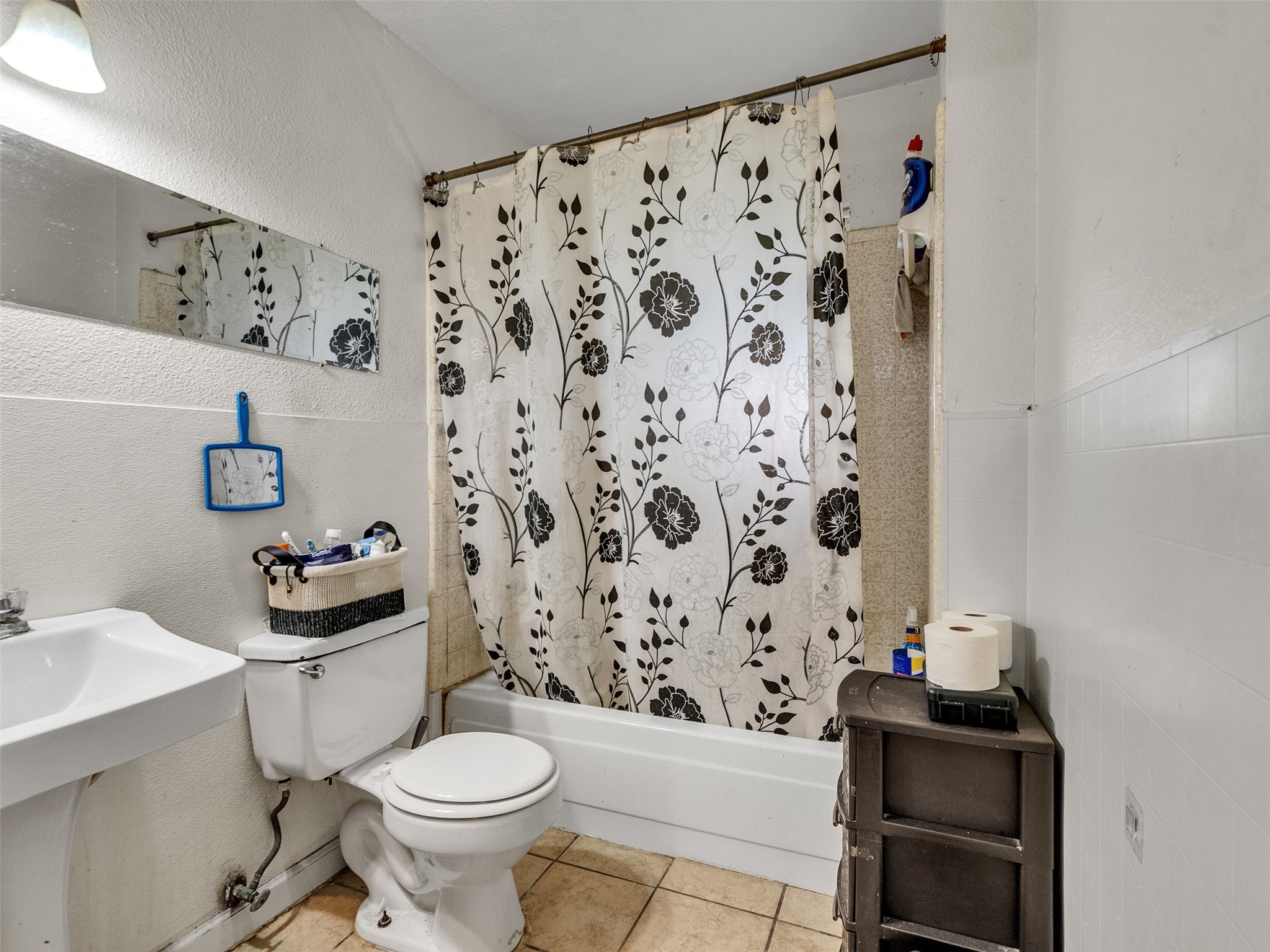4323 Avenue R 1/2 Galveston, TX 77550 - Photo 28 of 41 Bathroom 1 (Rear Unit):
Bright and practical, this full bath offers a clean layout with tile flooring and a simple shower setup.