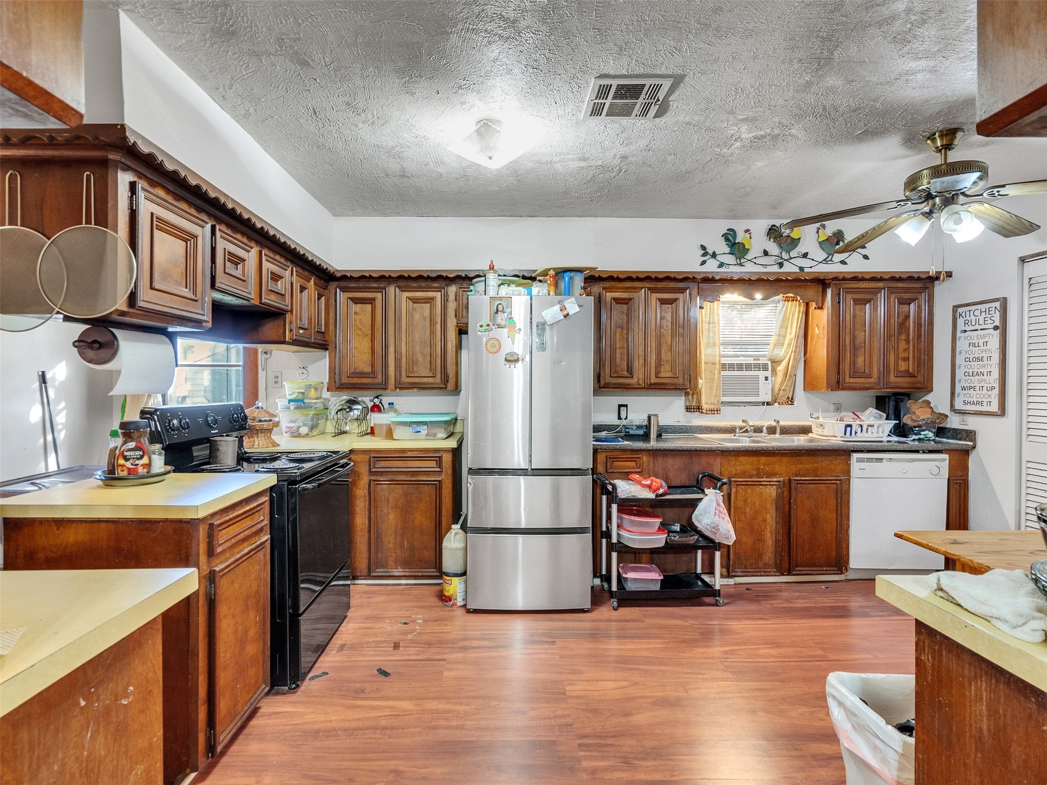 4323 Avenue R 1/2 Galveston, TX 77550 - Photo 31 of 41 Kitchen (Rear Unit):
The rear kitchen offers plenty of function with good counter space, and cabinetry. A practical layout ready for home-cooked meals.