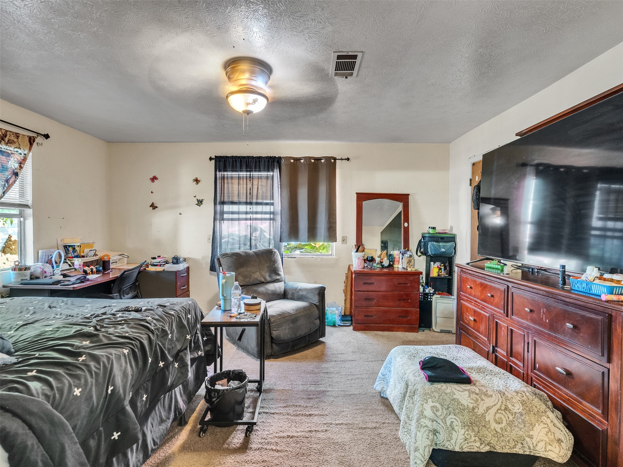 4323 Avenue R 1/2 Galveston, TX 77550 - Photo 36 of 41 Bedroom (Rear Unit):
This bedroom feels comfortable and inviting—ideal for relaxing or setting up a creative corner. Imagine the possibilities in this cozy space.