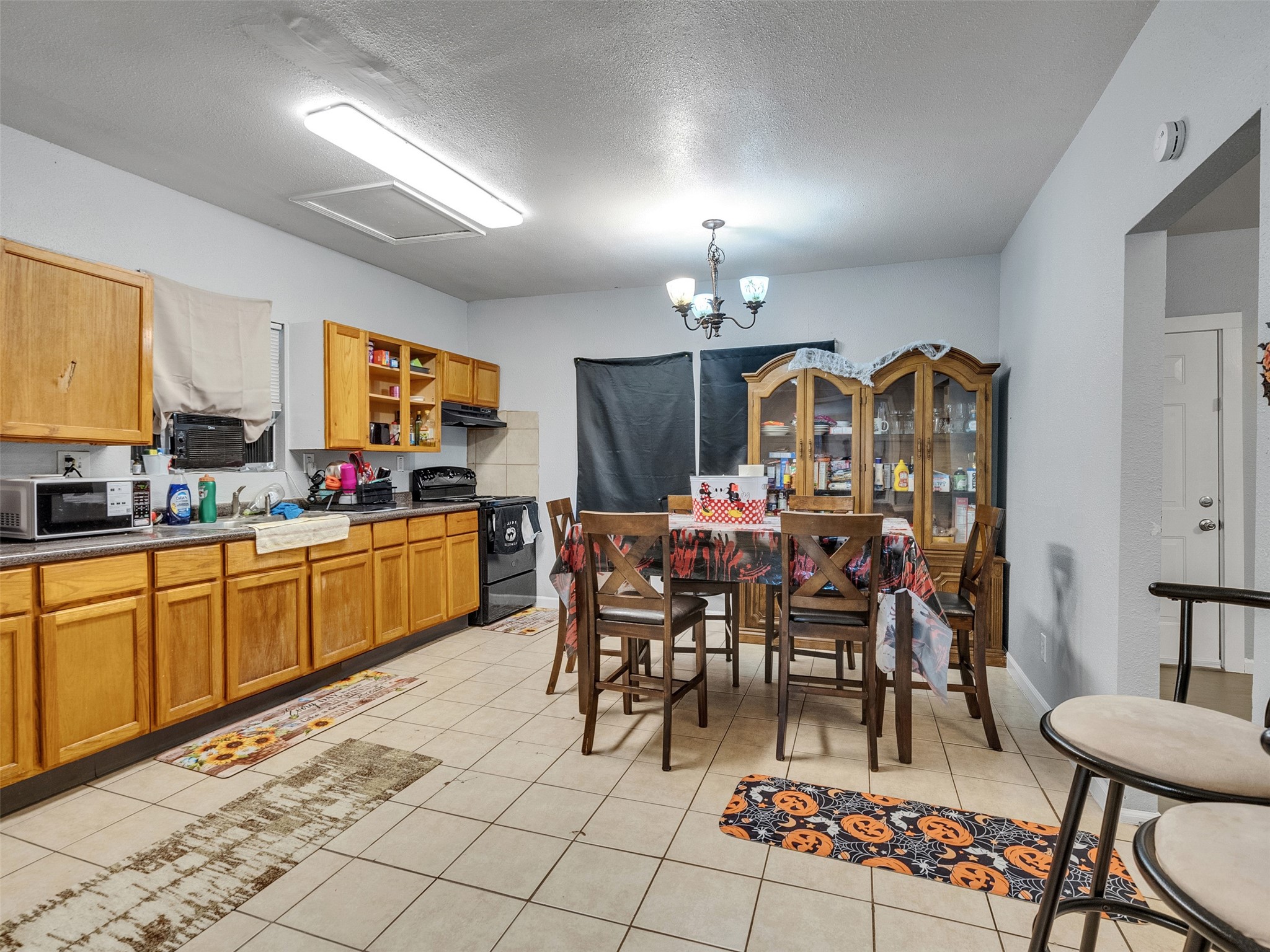 4323 Avenue R 1/2 Galveston, TX 77550 - Photo 8 of 41 Dining Area (Front Unit):
This open dining nook connects perfectly with the kitchen and living space. It’s just the right spot for casual meals or morning coffee before heading out for the day.