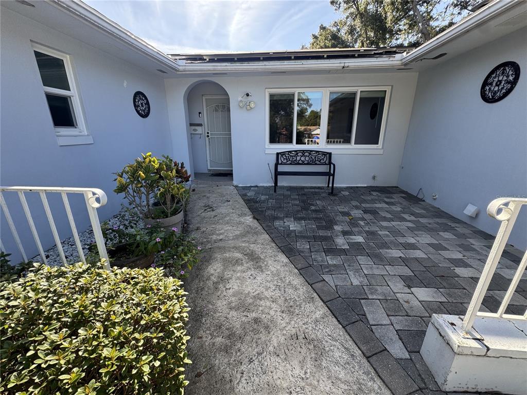 1702 Hickorywood Lane Orlando, FL 32818 - Photo 2 of 8 a front view of a house with garden