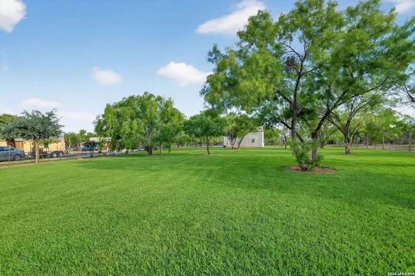 $1,500 | 128 County Road 2672, Devine, TX 78016