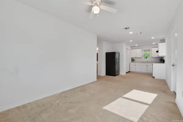 $1,500 | 128 County Road 2672, Devine, TX 78016