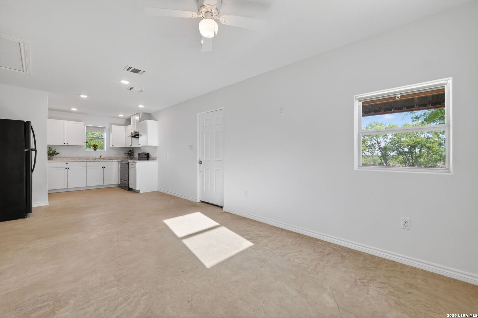 128 County Road 2672 Devine, TX 78016 - Photo 13 of 37