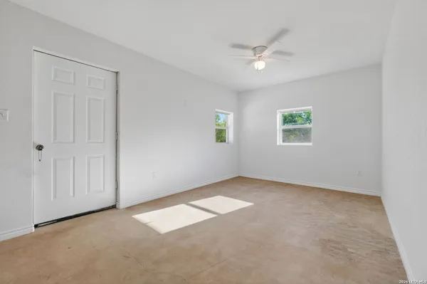 $1,500 | 128 County Road 2672, Devine, TX 78016