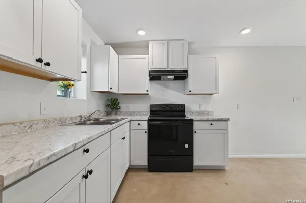 $1,500 | 128 County Road 2672, Devine, TX 78016