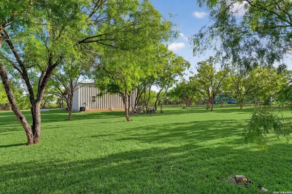 $1,500 | 128 County Road 2672, Devine, TX 78016