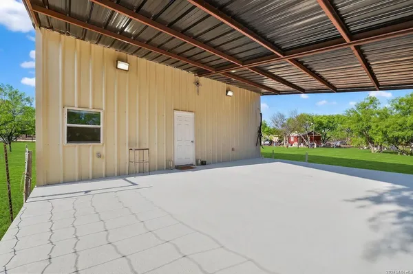$1,500 | 128 County Road 2672, Devine, TX 78016