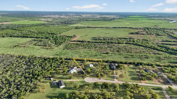 $1,500 | 128 County Road 2672, Devine, TX 78016