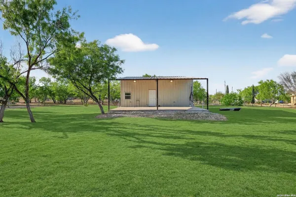 $1,500 | 128 County Road 2672, Devine, TX 78016