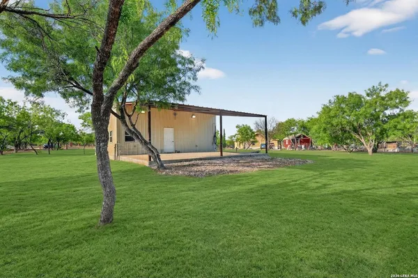 $1,500 | 128 County Road 2672, Devine, TX 78016
