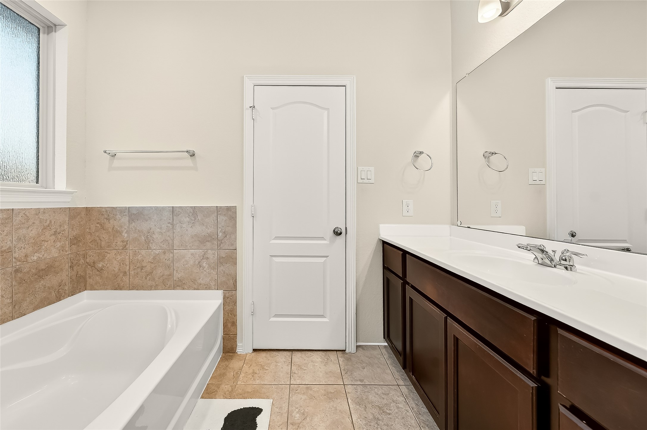 10023 Yanet Grove Lane Houston, TX 77044 - Photo 20 of 40 a bathroom with a tub sink and mirror
