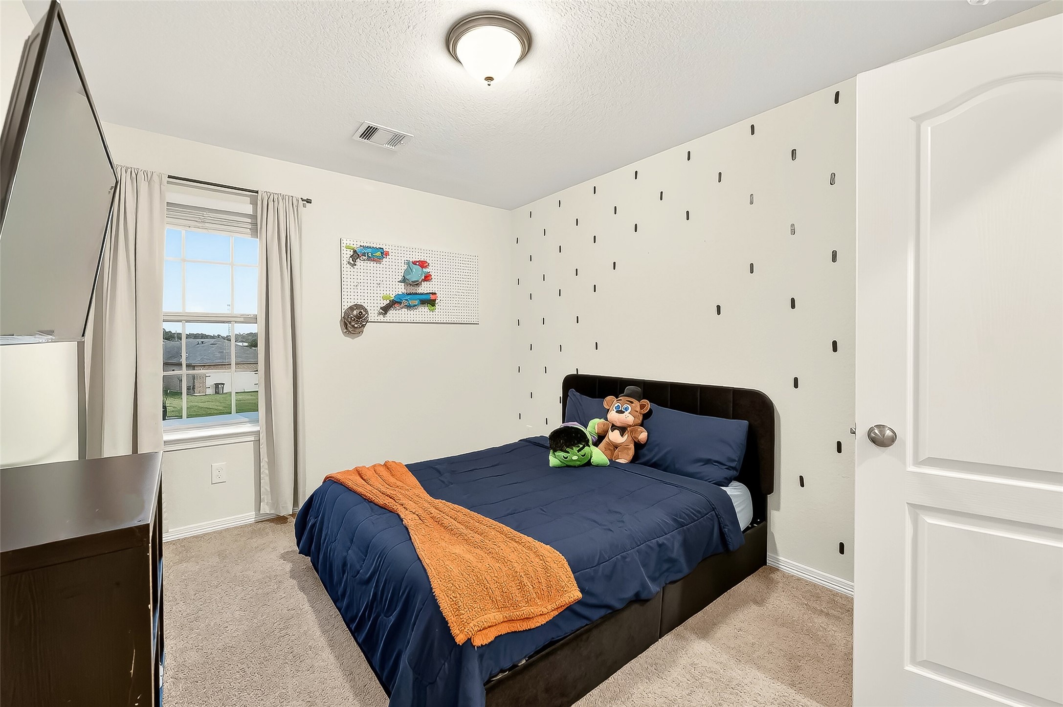 10023 Yanet Grove Lane Houston, TX 77044 - Photo 34 of 40 a bedroom with a bed and a window