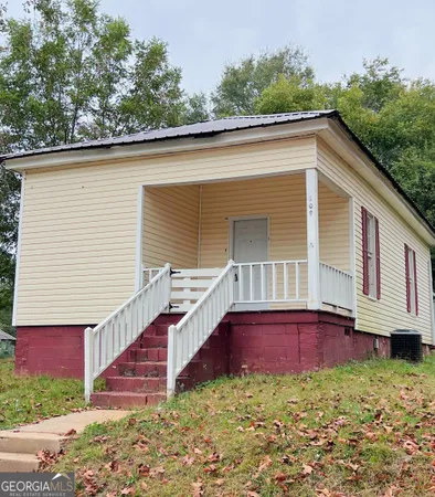 a view of front a house with a yard