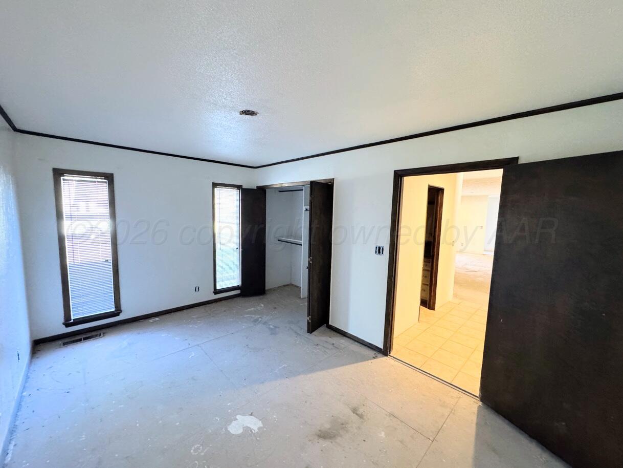 714 South Harvard Street Perryton, TX 79070 - Photo 11 of 27 an empty room with closet
