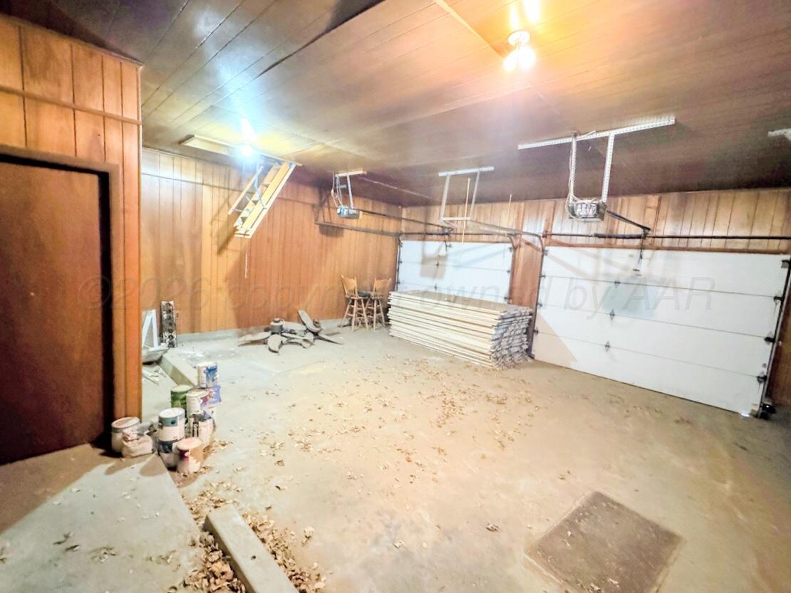 714 South Harvard Street Perryton, TX 79070 - Photo 14 of 27 a view of a walk in closet