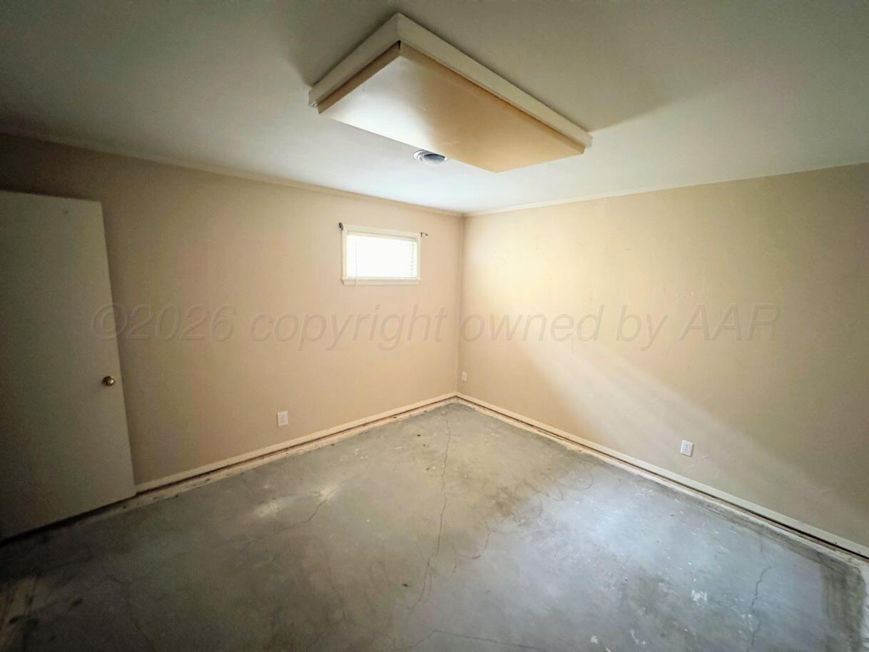 714 South Harvard Street Perryton, TX 79070 - Photo 20 of 27 an empty room with a empty space and windows