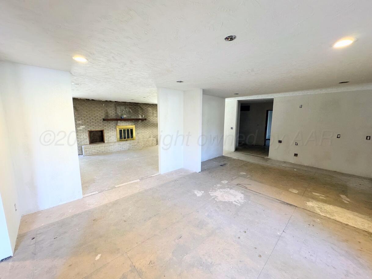 714 South Harvard Street Perryton, TX 79070 - Photo 2 of 27 a view of a big room with closet and windows