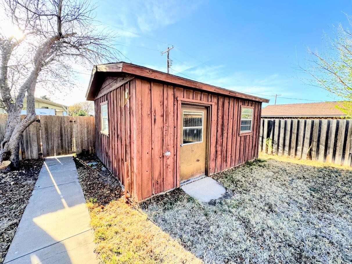 714 South Harvard Street Perryton, TX 79070 - Photo 24 of 27 a front view of a house with garden
