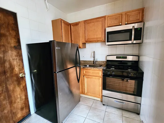 $1,200 | 4764 North Virginia Avenue, Unit 301, Chicago, IL 60625