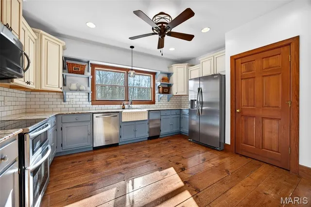 $819,000 | 2 Woodridge Drive, Defiance, MO 63341