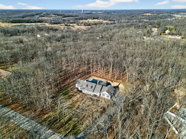 $819,000 | 2 Woodridge Drive, Defiance, MO 63341