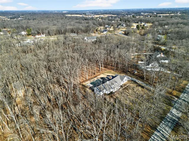 $819,000 | 2 Woodridge Drive, Defiance, MO 63341