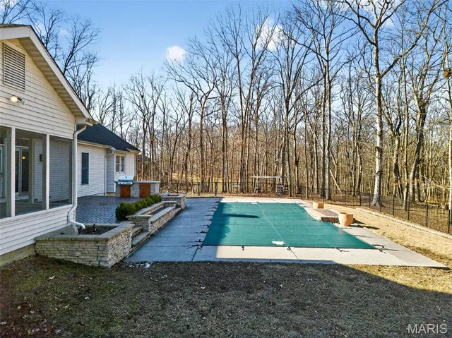 $819,000 | 2 Woodridge Drive, Defiance, MO 63341