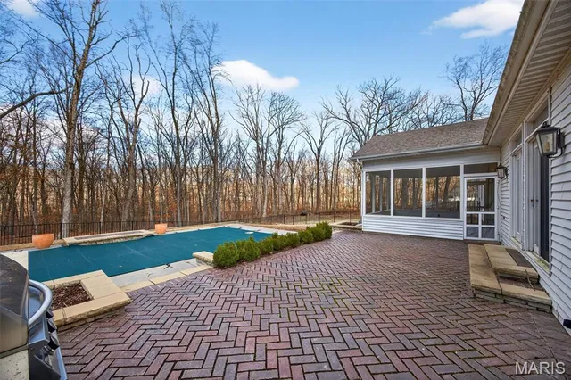 $819,000 | 2 Woodridge Drive, Defiance, MO 63341