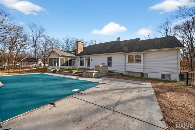 $819,000 | 2 Woodridge Drive, Defiance, MO 63341