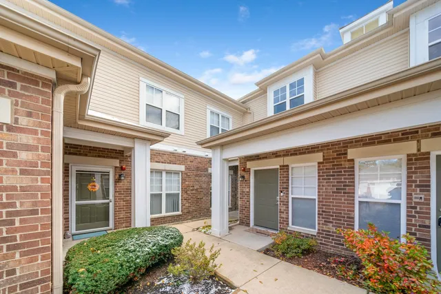 $259,900 | 618 Pineridge Drive North, Unit 618, Oswego, IL 60543