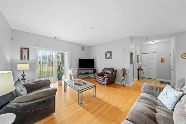 $259,900 | 618 Pineridge Drive North, Unit 618, Oswego, IL 60543