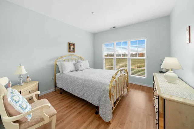 $259,900 | 618 Pineridge Drive North, Unit 618, Oswego, IL 60543