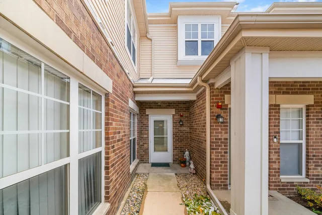 $259,900 | 618 Pineridge Drive North, Unit 618, Oswego, IL 60543