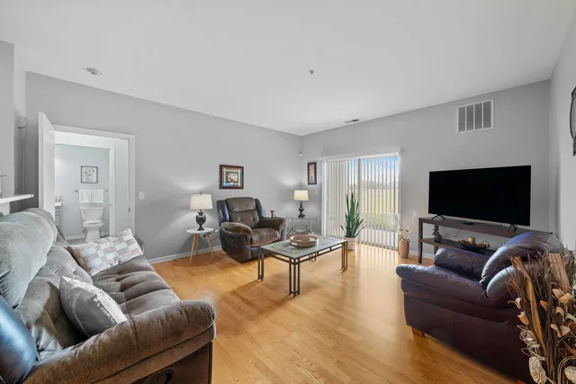 $259,900 | 618 Pineridge Drive North, Unit 618, Oswego, IL 60543