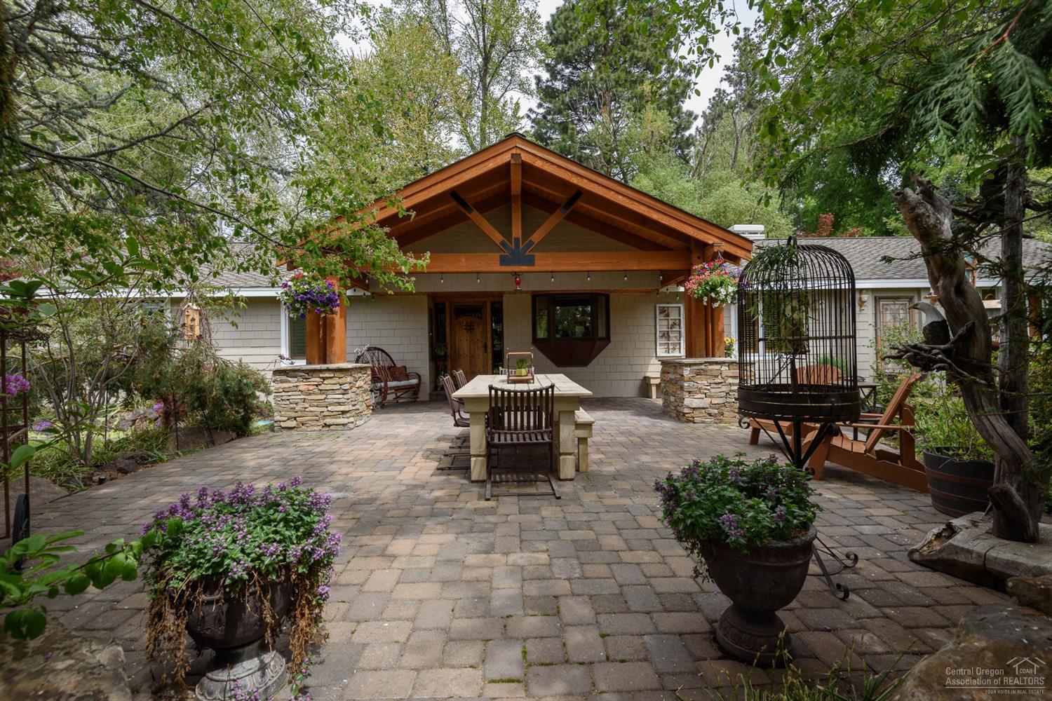 20190 Glen Vista Road Bend, OR 97703 - Photo 20 of 25 Outdoor dining at it's best! This stunni