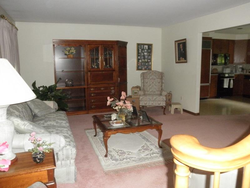 1891 South Lisbon Road Lewiston, ME 04240 - Photo 10 of 37 08- Living room