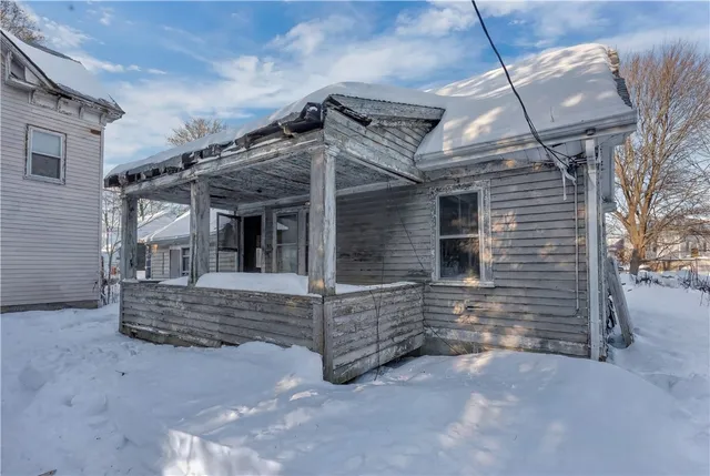 $250,000 | 871 Douglas Avenue, Providence, RI 02908