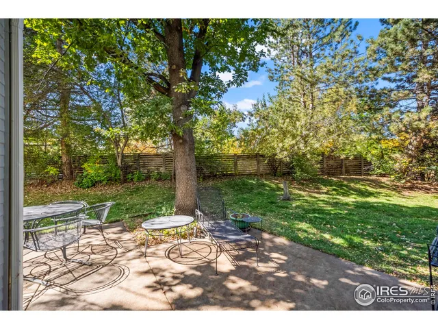 a view of yard with green space
