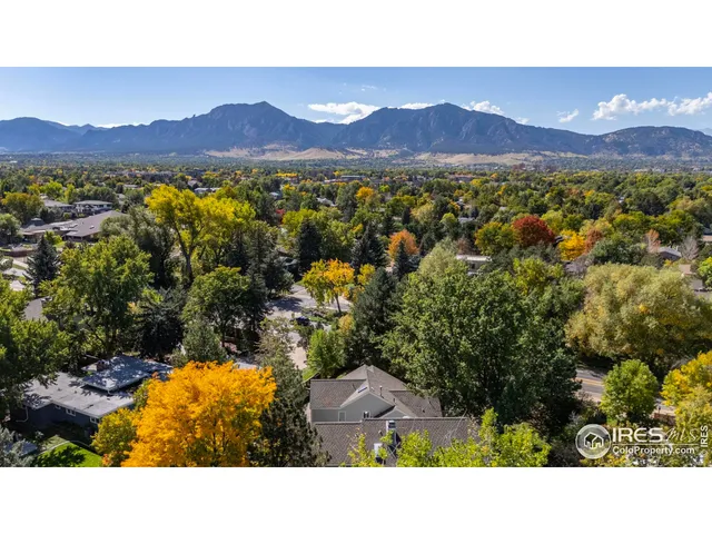 a view of an outdoor area