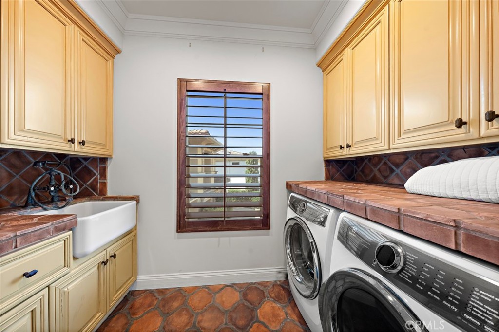 5 Via Monarca Street Dana Point, CA 92629 - Photo 34 of 64 a utility room with dryer and washer